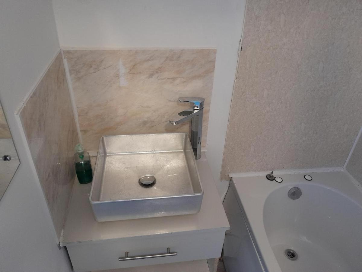 Singleton Short R7r5 Guest house *